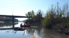 Vo Váhu v Kolárove hľadali opäť policajti zbraň
