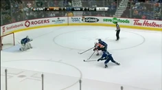 Giroux mal na chrbte nalepeného obrancu, spadol na kolená, no aj tak skóroval