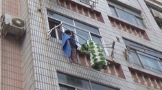 Stáli pri nej všetci svätí. Dievčatko vypadlo z okna, zachytil ho sušiak