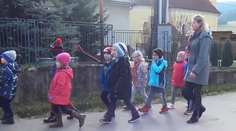 Deti v škôlke pri Považskej Bystrici nemajú kde spať, posielajú ich domov