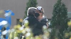 Dojímavý okamih: Alec Baldwin objal manžela a syna kameramanky, ktorú nechtiac zastrelil