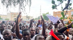 VIDEO: V Nigeri protestovali s ruskými vlajkami v rukách. Dav podpálil dvere francúzskeho veľvyslanectva