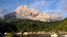 Prebudila sa indonézska sopka Karangetang. Evakuujú stovky ľudí