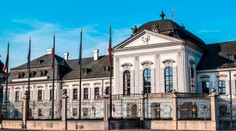 Opitý muž zavolal na políciu, že začne zabíjať ľudí pred Prezidentským palácom, zadržali ho policajti