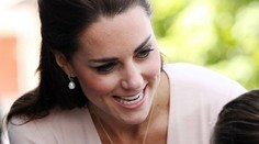 Kate Middleton mala hlbší výstrih. Zohla sa a všetci sú v úžase!
