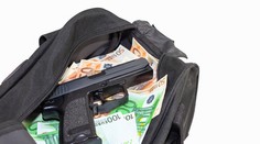 Muža vo Veľkom Krtíš okradli o 100-tisíc v hotovosti. Neuveríte, v čom si ich niesol