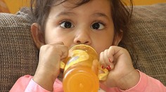 Zo zdravej dcérky majú takmer nevládne dieťa. Vinia za to personál nemocnice