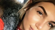 Na obálke magazínu Playboy je prvá nahá preoperovaná modelka. Je prekrásna!