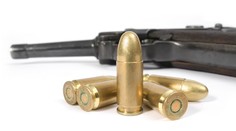 Policajti si sami budú kupovať zbrane. A my im na ne prispejeme