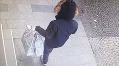 VIDEO: Odniesol si tovar za desaťtisíce. Polícia zverejnila záznam z lúpeže v zlatníctve v Rimavskej Sobote