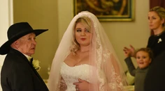 Evelyn vo svadobných šatách. S deduškom a poriadne nadupaným výstrihom