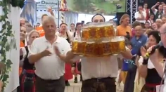 VIDEO: Nemec zlomil rekord. V náruči odniesol 27 litrových krígľov naraz!
