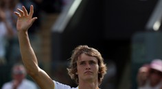 Alexander Zverev postúpil na Wimbledone do 2. kola, Federerov súper skrečoval