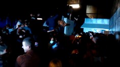 V Senici robili policajti raziu v kluboch. Zadržali tam viac mladistvých nafetovaných ako opitých