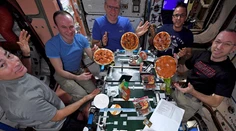 Posádka na ISS si urobila prvú pizza párty vo vesmíre