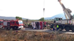 Zrážka rýchlovlaku s turistickým autobusom! Havária si vyžiadala najmenej 17 zranených