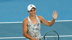 Do štvrťfinále AO aj Bartyová a Krejčíková