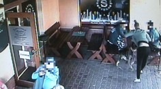 Kamera zachytila, ako pes zaútočil v prievidzskom pohostinstve na čašníčku
