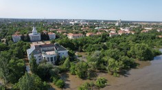 OBRAZOM: Voda strhla elektráreň, brala so sebou aj domy. Záplavová vlna po odpálení priehrady pohltila prvé mesto