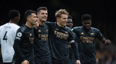 Arsenal z vlaku smer titul vystúpiť nemieni, tešil sa aj Newcastle. Manchester dohrával v oslabení