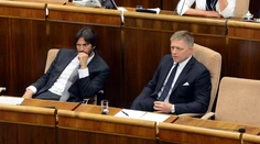 Utečenci stále hýbu Európou i našim parlamentom