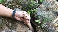 Dramatická záchrana: Chlapca (7) vtiahol prúd vody do jaskyne, hasiči sa k nemu museli prekopať