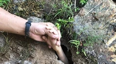 Dramatická záchrana: Chlapca (7) vtiahol prúd vody do jaskyne, hasiči sa k nemu museli prekopať