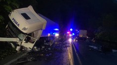 Vážna nehoda pod Strečnom. Po zrážke kamióna s dodávkou skončil muž v bezvedomí v nemocnici
