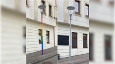 Z dúhových farieb je sivá. Pietne miesto na pamiatku obetí streľby na Zámockej premaľuje mesto späť