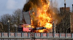 Londýnčania sa rozčúlili po výbuchu autobusu. Dôvodom je Jackie Chan