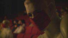 Majú plné hľadisko, a predsa neporušujú nariadenia. Voľné miesta zamlnili v hľadisku figuríny