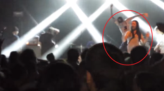 Spevák napadol fanúšičku. Doslova ju skopol z pódia