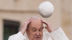 VIDEO: Úsmevná nehoda pápeža Františka. Starosti mu narobil silný vietor