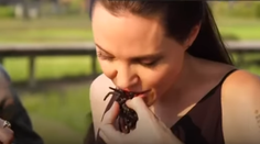 Zježia sa vám chlpy. Pozrite, čo si vložila do úst Angelina Jolie