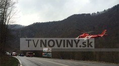Vrtuľník pristál na dopravnej tepne pod Strečnom. Zomierala tam vodička