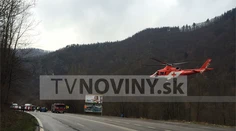 Vrtuľník pristál na dopravnej tepne pod Strečnom. Zomierala tam vodička