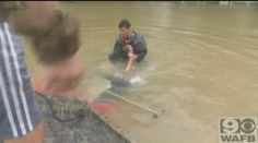 V štáte Louisiana postihnutom záplavami ospevujú hrdinu. Ženu zachránil v poslednej chvíli