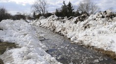 Z topiaceho snehu hrozia vo viacerých okresoch povodne