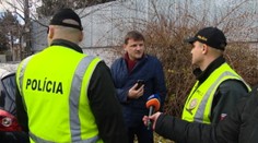 Koľko policajtov treba, aby skontrolovali, či Alojz Hlina dodržiava dopravné predpisy?