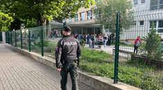 FOTO a VIDEO: Pred každou školou aspoň jeden policajt. Kybernetický útok zamestnal stovky policajtov
