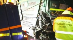 Tragická nehoda na Liptove: Osobné auto narazilo do kamióna plne naloženého drevom