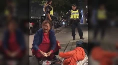 Čínsku rodinu doslova vyniesla švédska polícia z recepcie hotela na ulicu