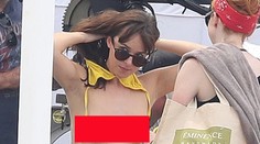 Kľúčová scéna pokračovania 50 Shades of Grey. Dakota Johnson hore bez