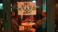 Parížania varovania ignorujú. Vo veľkom sa stretávajú v meste