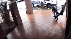 VIDEO: Muž pohotovo zareagoval a potkol mladíka unikajúceho pred policajtmi