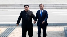 Stačil jeden krok, aby Kim zmenil históriu. Pozrite sa, ako vyzeralo stretnutie lídrov KĽDR a Južnej Kórey