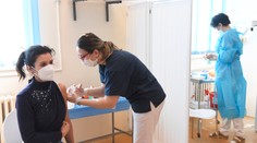 Kým v Nitre idú otvárať nové očkovacie centrá, na východe chýbajú vakcíny