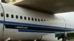 VIDEO: Robotníci nevedeli, ako vyslobodiť zaseknuté lietadlo. Vyriešili to jednoducho