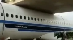VIDEO: Robotníci nevedeli, ako vyslobodiť zaseknuté lietadlo. Vyriešili to jednoducho