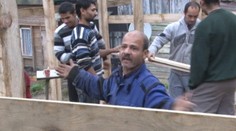 Pridelenú bytovku zničili, teraz stavajú načiernu rovno pod vedením vysokého napätia